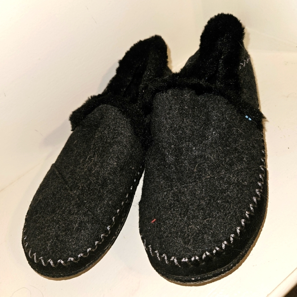 The Tom's Women's Black Faux Fur Slippers in size 6